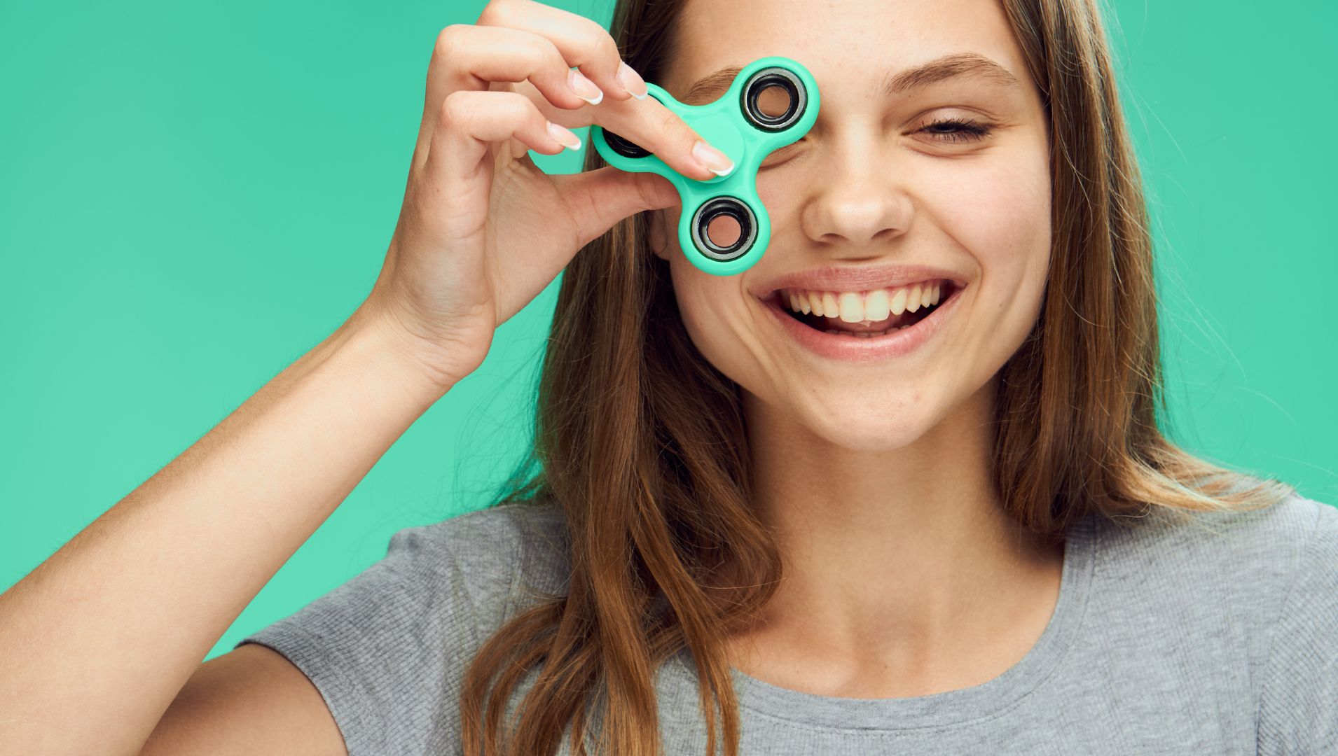 Women with ADHD smiles with fidget spinner